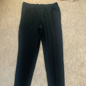 Loos fitting, elastic waist band, has pockets